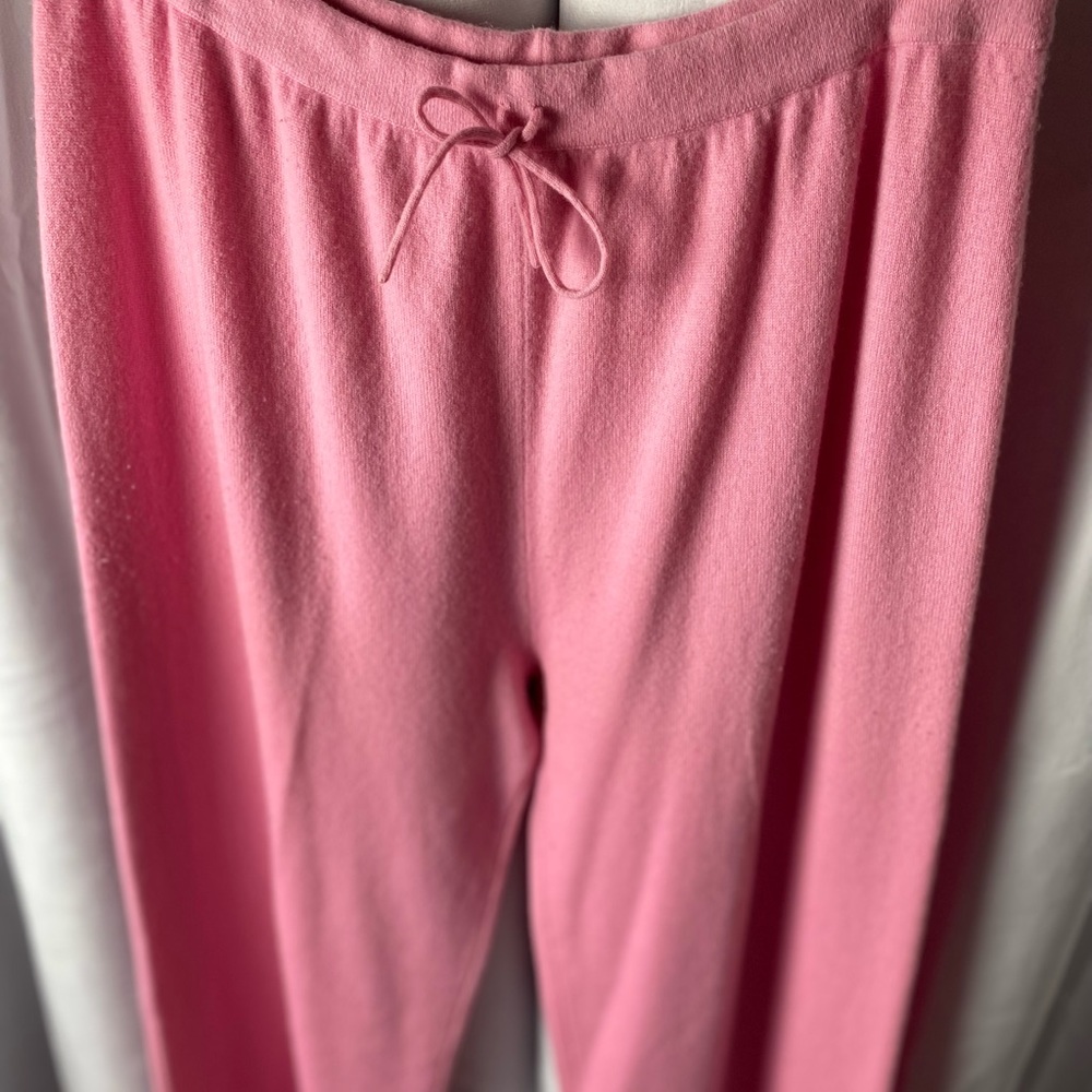 NEIMAN MARCUS cashmere joggers.